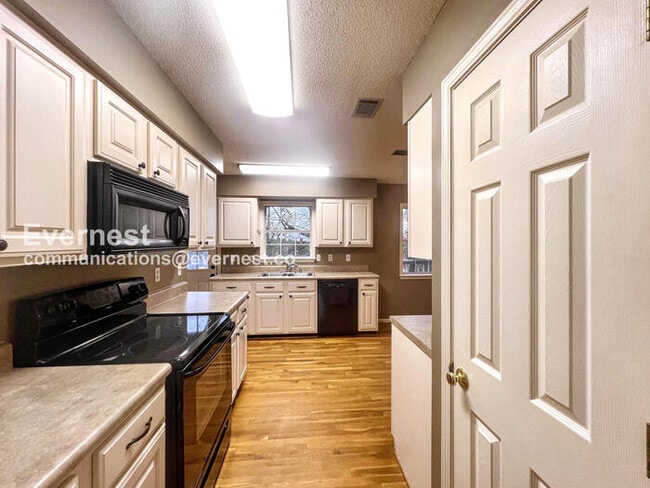 Building Photo - 42 Summit Ridge Dr