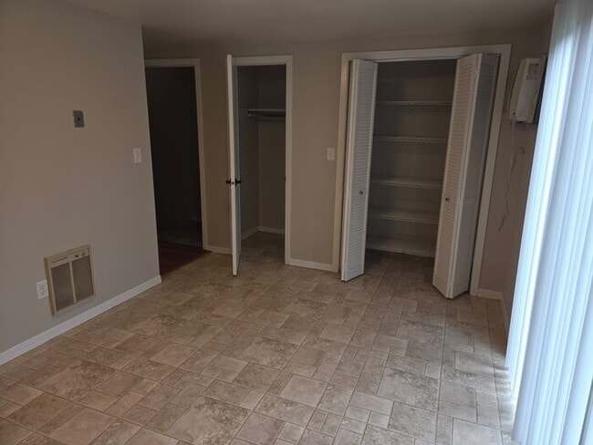 Building Photo - 2-bedroom townhouse.