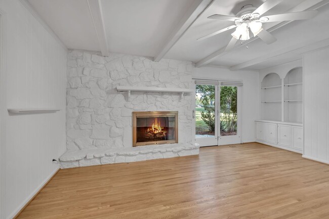 Building Photo - One level living in the heart of Brentwood