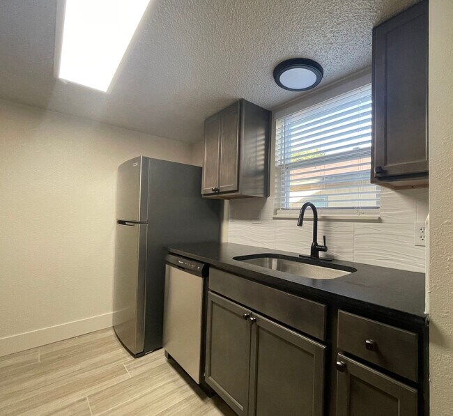 Building Photo - 1226 Royal Crest Dr