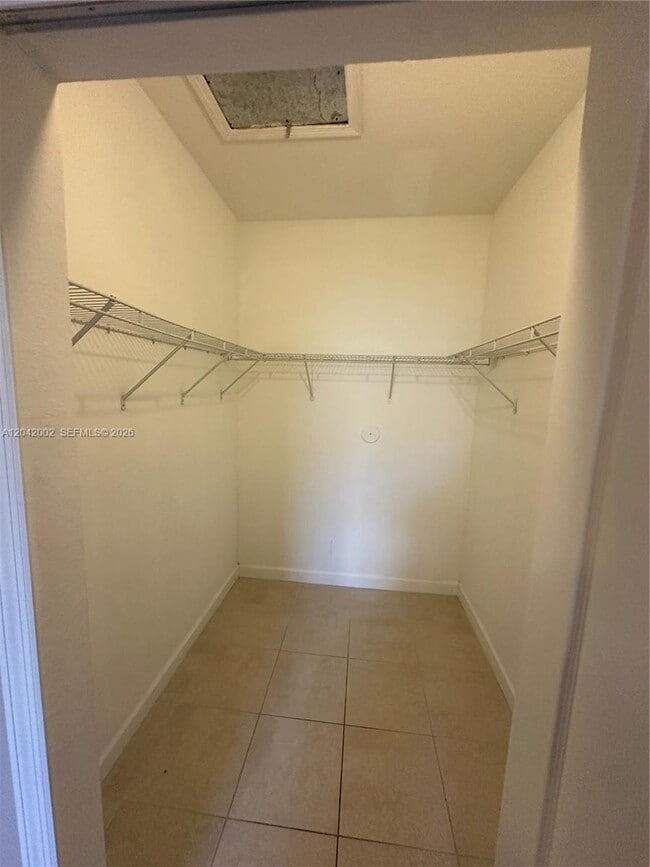 Building Photo - 1656 SE 29th Ct