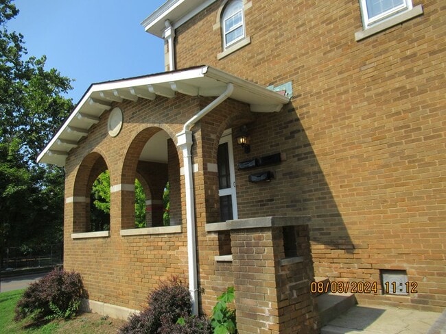 Building Photo - 719 E 7th St