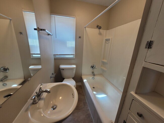Building Photo - Pet Friendly Home near SW 9th, minutes fro...