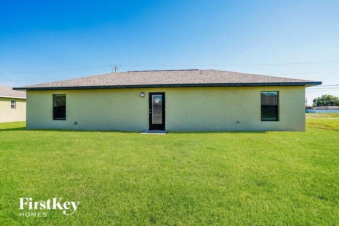 Building Photo - 712 NE Van Loon Ln