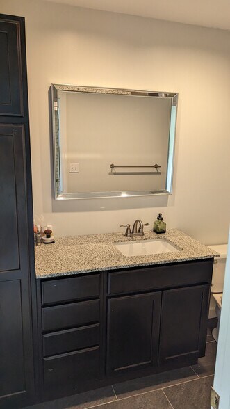 Building Photo - 2562 Creve Coeur Dr