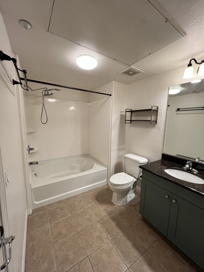 Shower and large tub - 3950 Ohio St