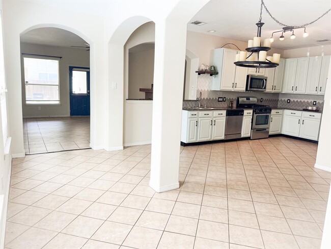 Building Photo - 827 Sweet Pine Dr