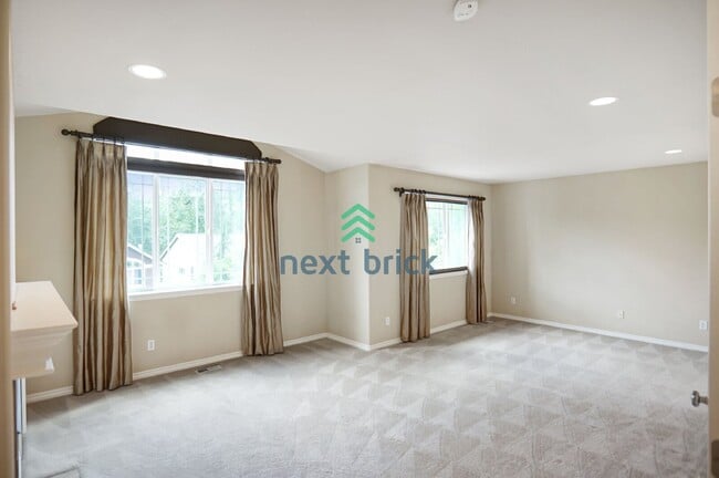 Building Photo - Stunning 3-Bedroom, 3.5-Bathroom Home in Desirable Woodinville