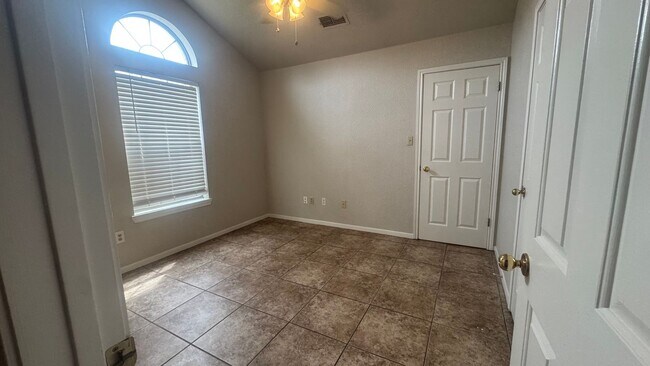 Building Photo - 3 Bedroom Home Conveniently Located off Stan Schlueter in Killeen