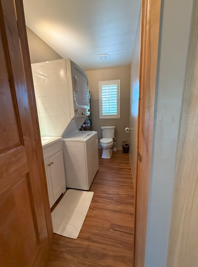 Building Photo - 3 bedroom single family home on large lot