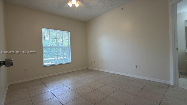 Building Photo - 5016 Lantana Rd