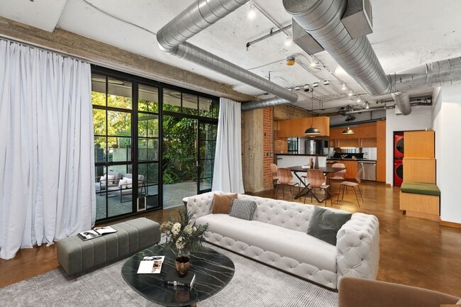 Building Photo - Elevate Your Living: Luxe 916 sq ft Studio in the Iconic Cable Building