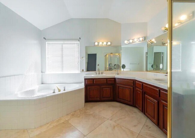 Building Photo - 5742 W Palo Alto Ave