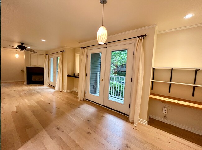 Building Photo - Madison Park Townhome