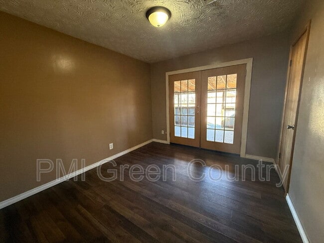 Building Photo - 241 Suburban Ln