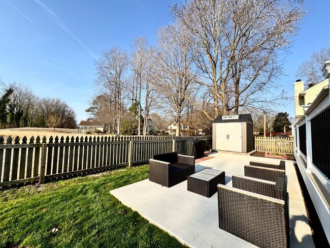 Building Photo - A Fabulous Home w/Water & Golf Course Views Available 05-04-26! Fenced Yard & Dog-Friendly!