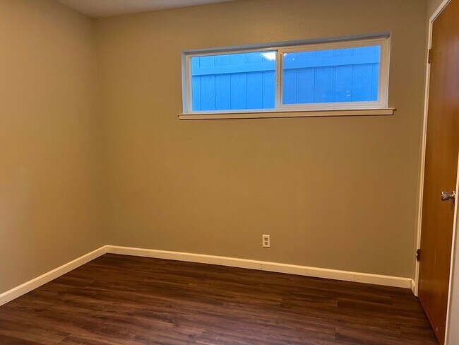 Building Photo - Conveniently located just moments from dow...