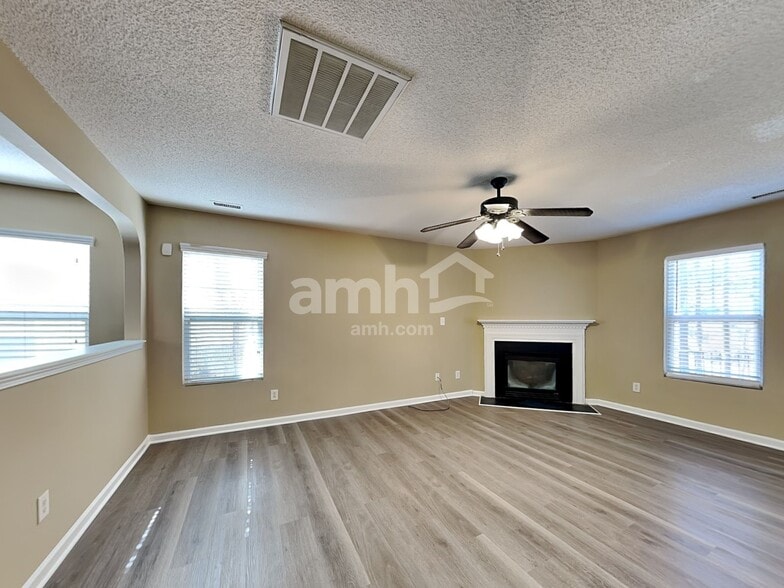 Building Photo - 37 Valleyfield Dr