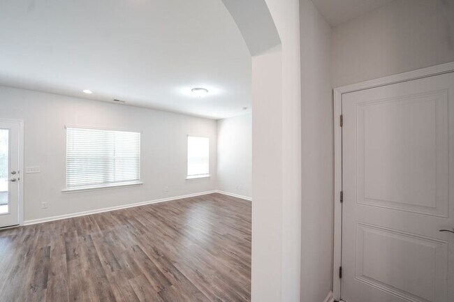 Building Photo - 3556 Castleoak Dr