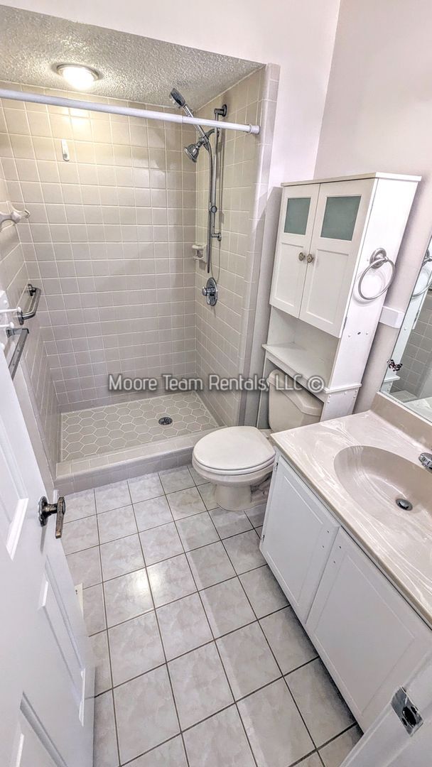Building Photo - 2 Bed / 3 Bath Condo - Office, Pool, Clubhouse & Garage