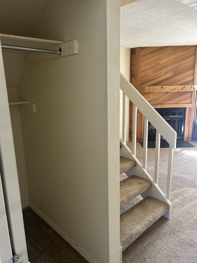 Building Photo - "Charming 2-Bed Condo Retreat with 2.5 Baths in Littleton - 1000 Sq Ft of Comfort!"