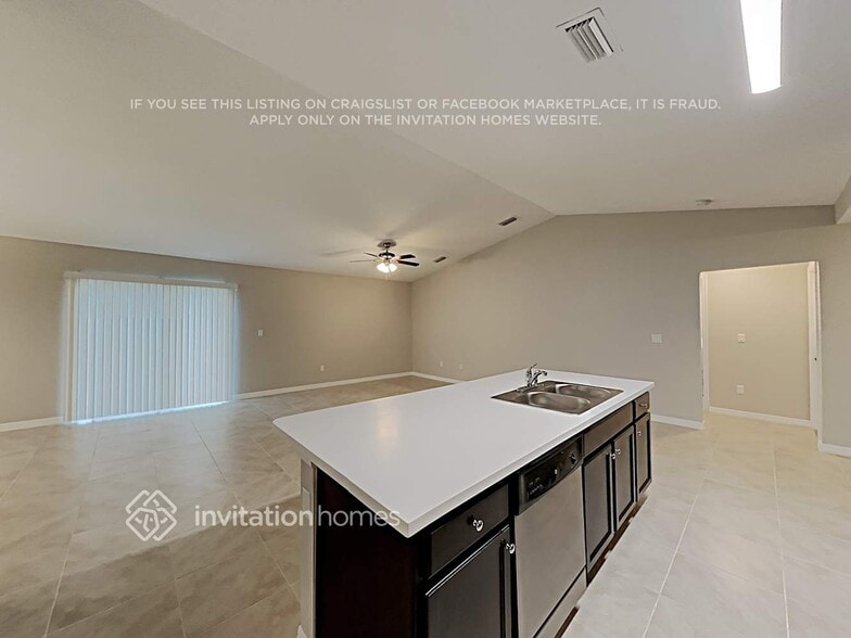 Building Photo - 2058 SW Quarry St