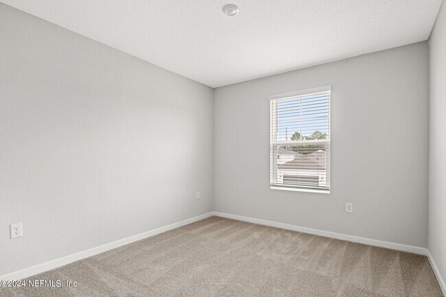 Building Photo - 14710 Cashew Ave