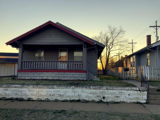 Building Photo - 2-Bed, 1-Bath Bungalow