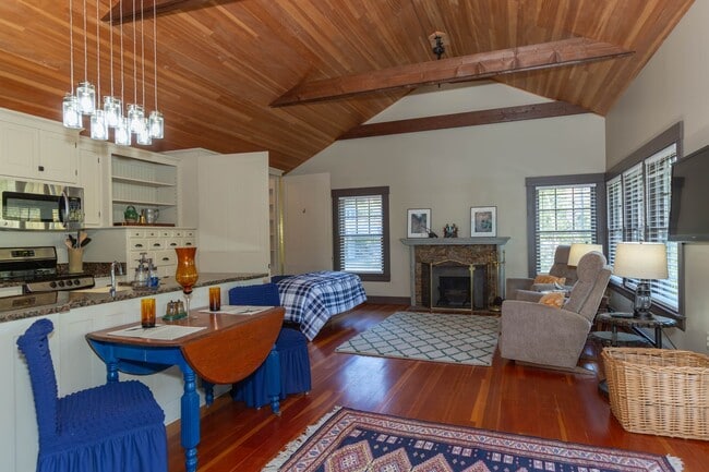 Building Photo - 1 bed, 1 bath River View Cottage in Charle...