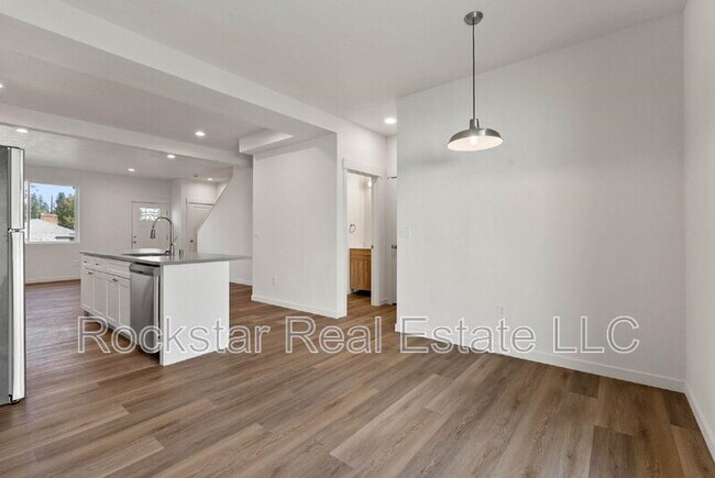 Building Photo - 1817 W Chelan Ave