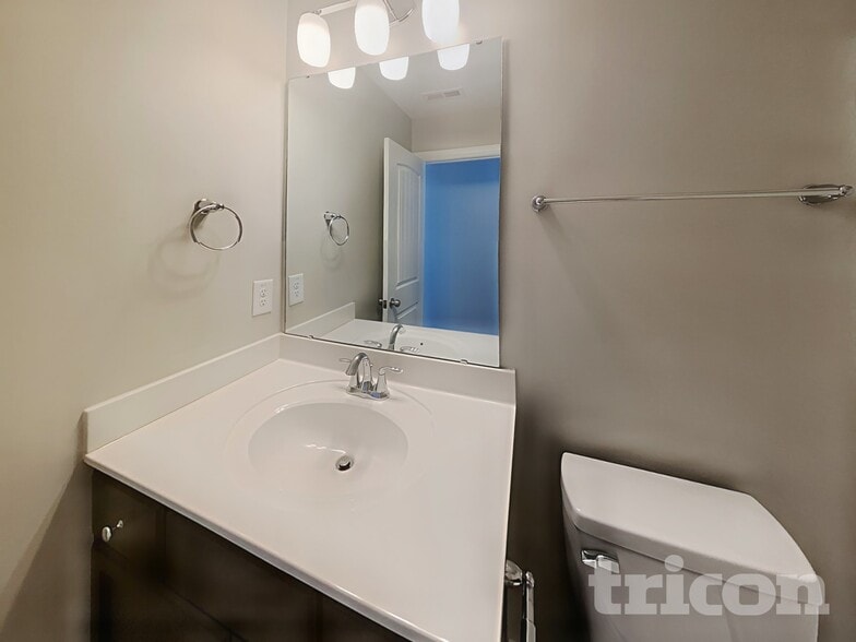 Building Photo - 834 Lakemont Dr