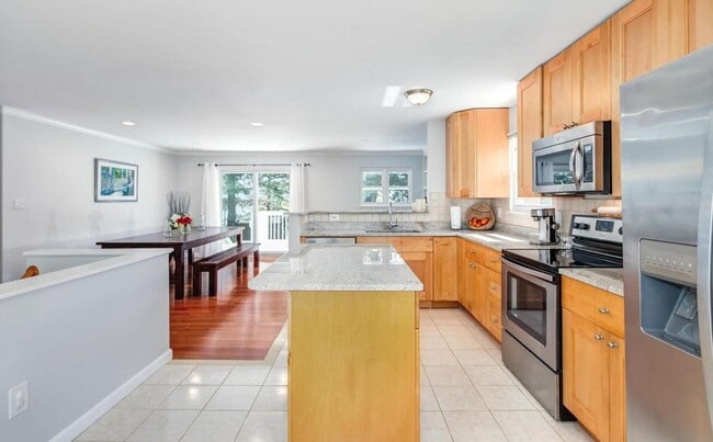 Building Photo - Splendid Split Foyer Home on Cul-de-Sac in...