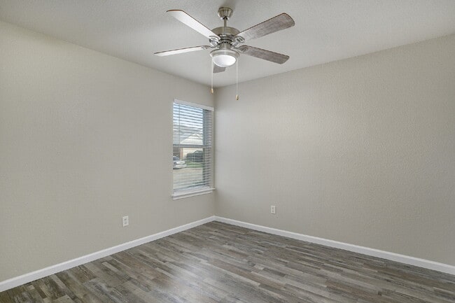 Building Photo - Great Location!