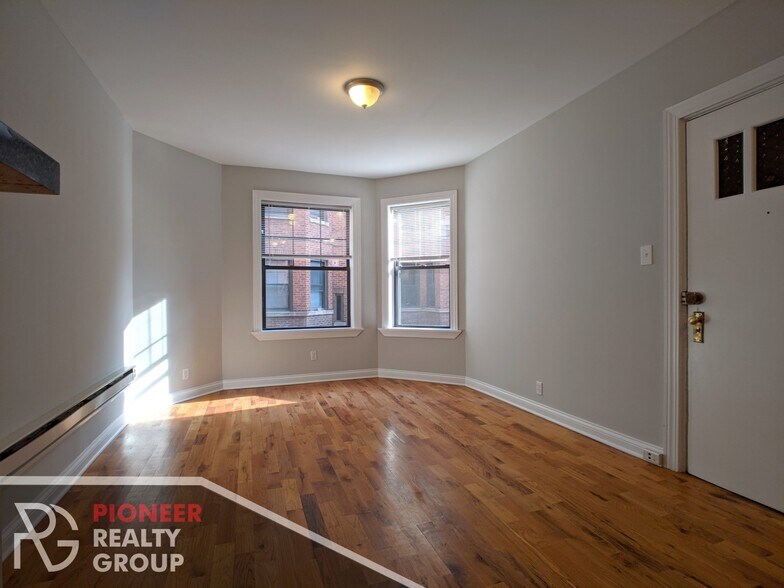 Building Photo - 4409 N Wolcott Ave