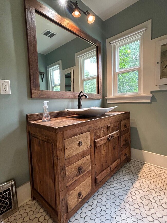 Building Photo - 3 BD SW Portland Home Near Multnomah Village