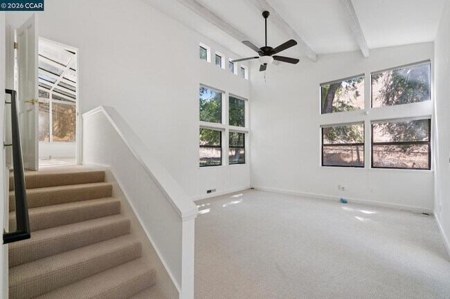 Building Photo - 660 La Casa Via