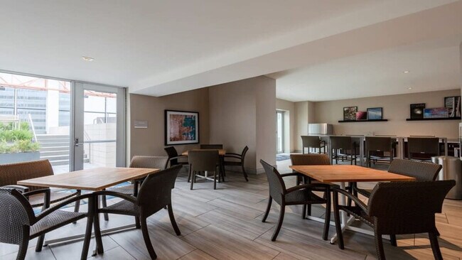 Building Photo - 1016 Elm St