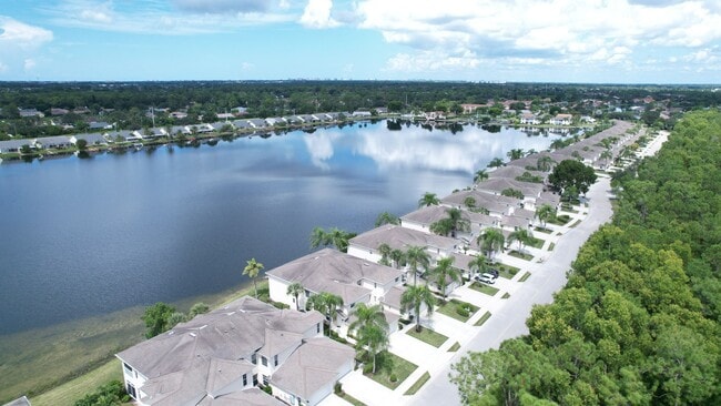 Building Photo - ** CROWN POINTE SHORES ** 2 BED + DEN / 2 BATH - GARAGE - TURNKEY FURNISHED - ANNUAL RENTAL