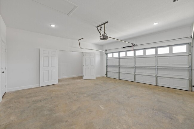 Building Photo - Stunning Newer Townhouse