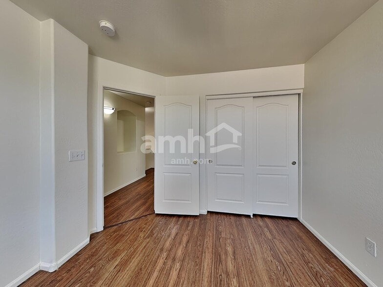 Building Photo - 446 E Kelsi Ave
