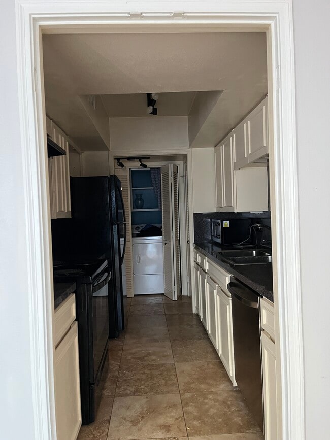 Building Photo - 2704 San Pedro St