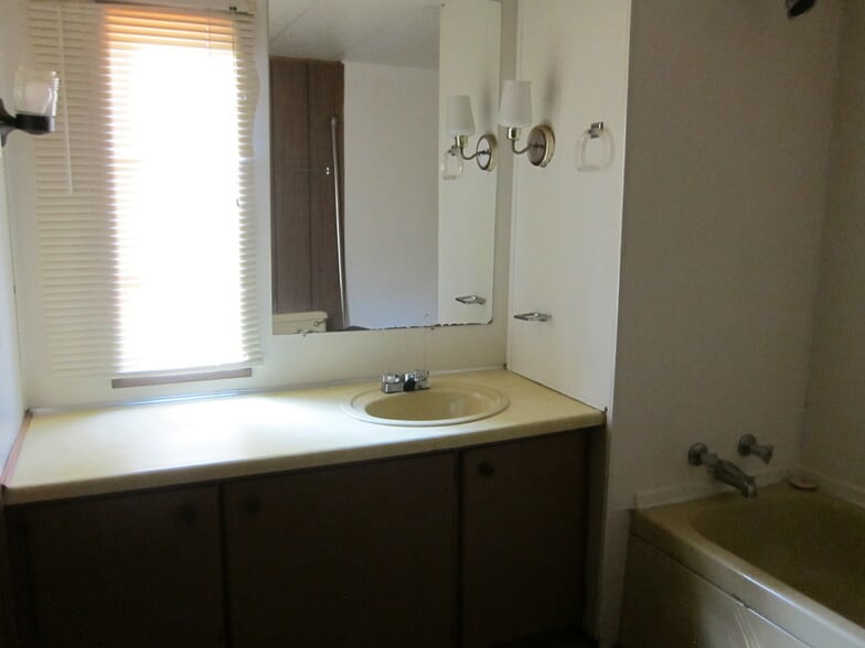 Building Photo - 413 Miller St