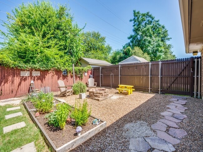 Building Photo - 3220 Nottingham Dr