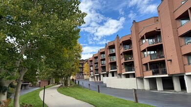 Building Photo - Marina Place 221