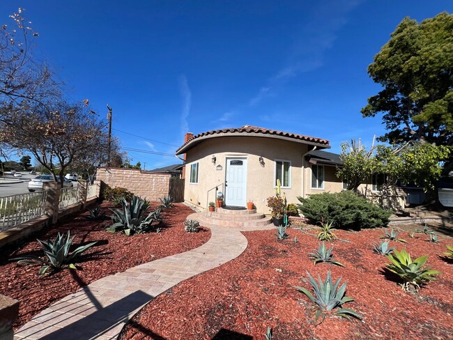 Building Photo - SILVER SPUR EXECUTED FAMILY HOME