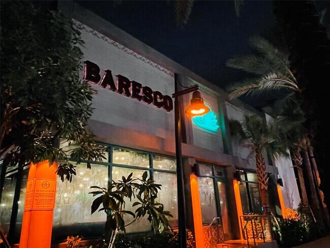 Building Photo - 400 N Riverside Dr