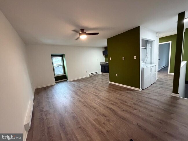 Building Photo - 444 Bridge St