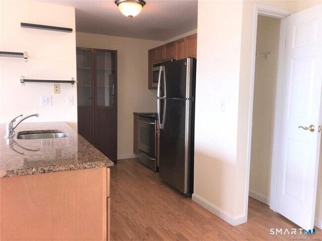 Building Photo - 300 Broad St