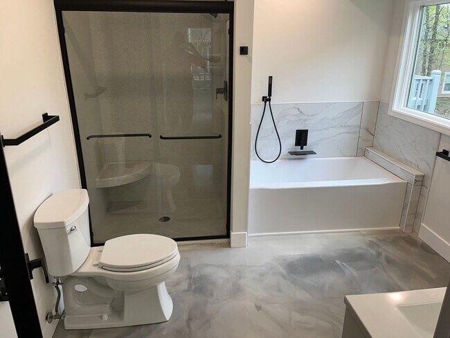 Building Photo - 5 Bed 4 Bath Home fenced yard