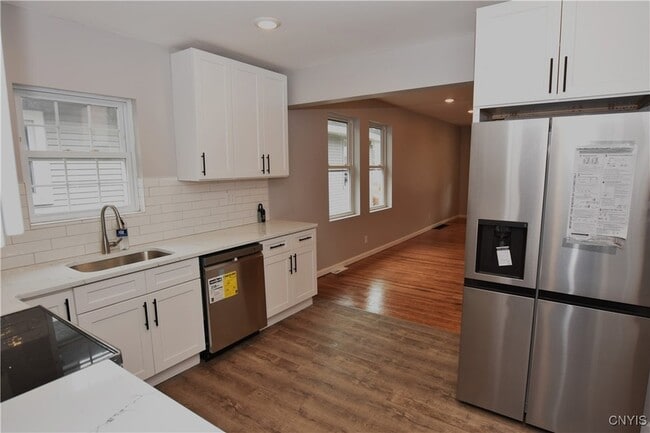 Building Photo - 112 Woodlawn Ave W